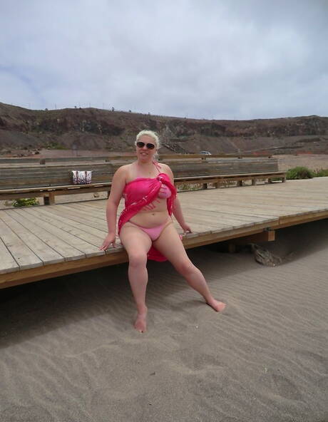 TAC Amateurs offers a xxx picture gallery with Barby demonstrating perfect form